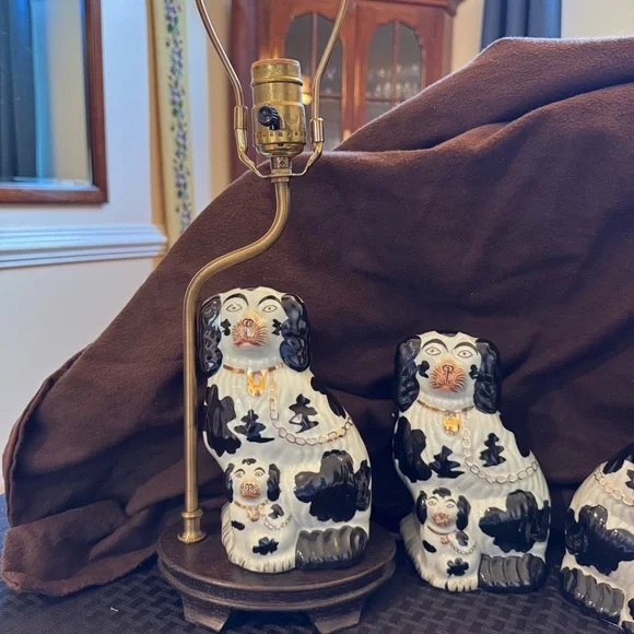 Staffordshire dog lamp and 2 dog figurines - Picture 9 of 9